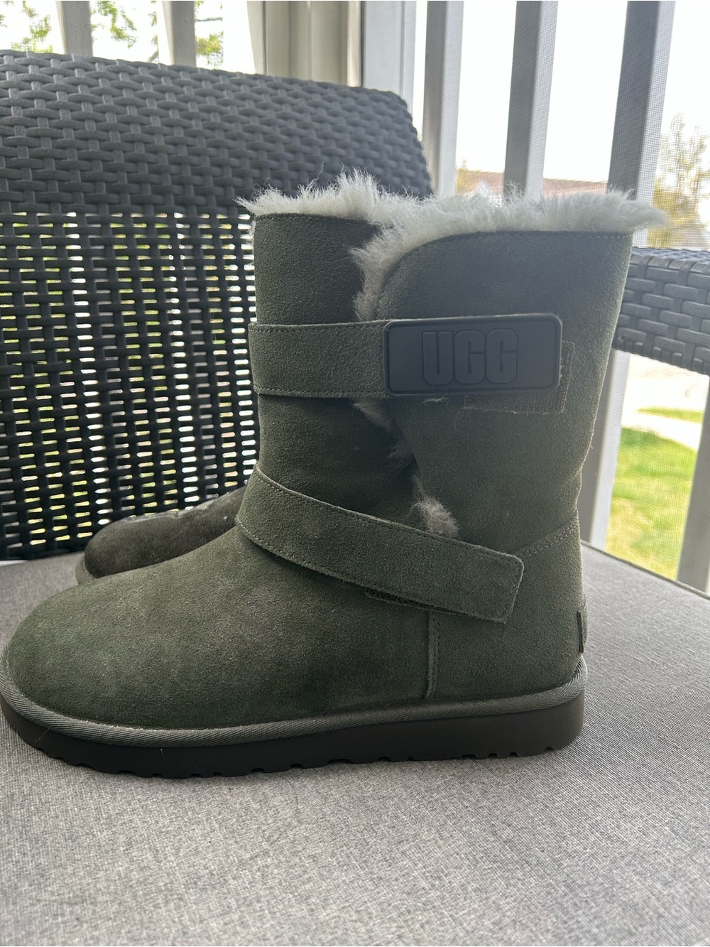 UGG BAILEY GRAPHIC LOGO STRAP FOREST NIGHT BOOTS - WOMEN'S